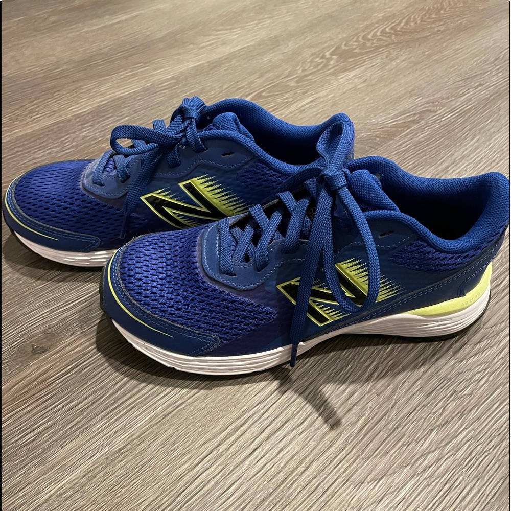 New Balance boys 3 1/2 extra wide blue sneaker